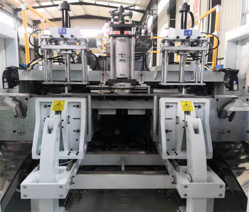 多層共擠復合吹塑機主要由哪些部分所組成